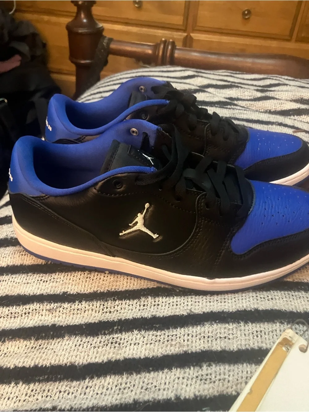 NWT Jordan’s Court Concession , men’s 9, black & blue, low top